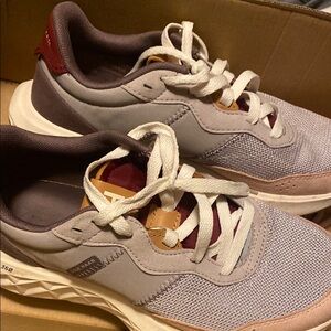 Stylish Gray and Maroon Men's Sneakers